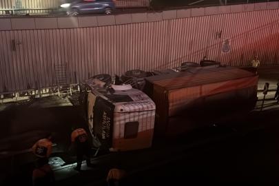İBB'ye bağlı asfalt kamyonu alt geçit yoluna düştü