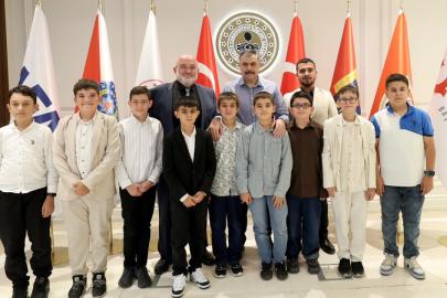 İçişleri Bakanı Çiftçi, kendisine çağrıda bulunan gençleri ağırladı