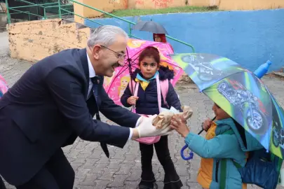 İzmit’te yağmura rağmen 'Beslenme Saati'ne devam