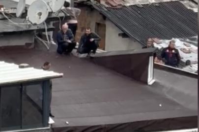 Kağıthane’de eşi 2 aydır eve gelmeyince çatıya çıktı