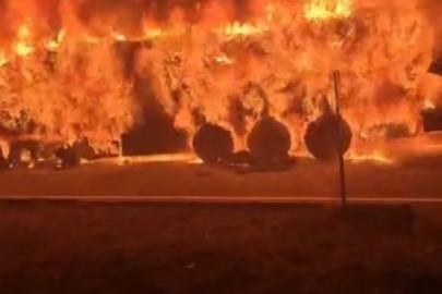 Kars’ta seyir halindeki tır alev alev yandı: Şoför son anda kurtuldu