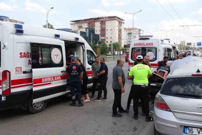 Kontrolden çıkan otomobil trambüs direğine çarptı: 2’si çocuk 4 yaralı