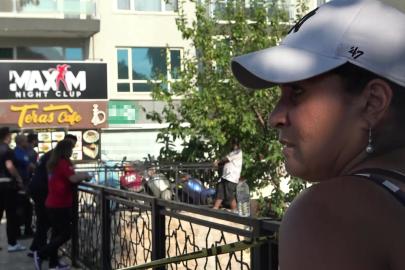 Korkuluklara tırmanan adam 3 saatte ikna edildi. Fransız kadın başından hiç ayrılmadı
