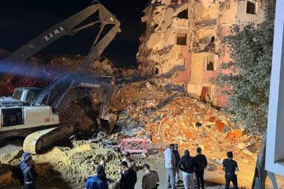 Küçükçekmece'de yıkım sırasında bina çöktü: 2 kişi yaralandı