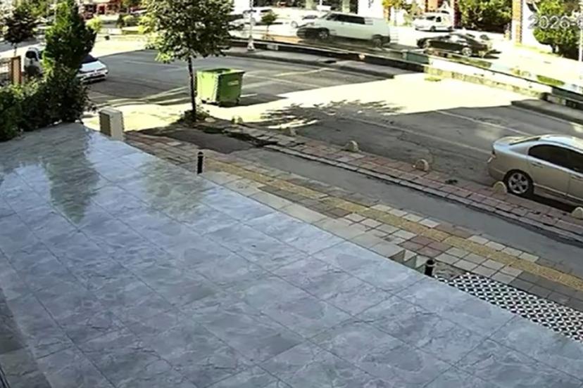 Malatya’da minibüsün karşı şeride geçtiği kazada motokurye saniyelerle kurtuldu