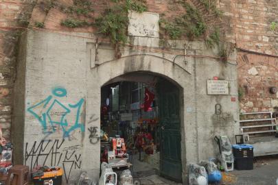Osmanlı yapısı Galata Bedesteni üzerinde tepki çeken görüntü