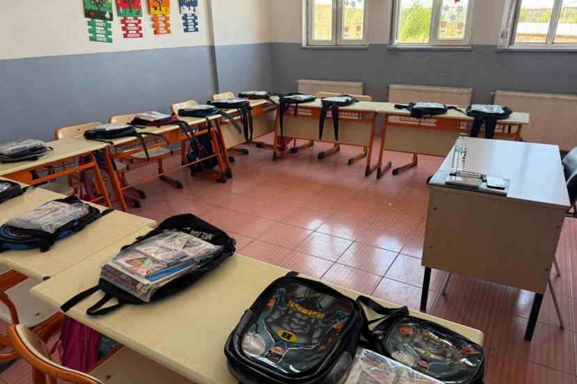 Patnos’ta yüzlerce öğrencinin yüzünü güldürdüler