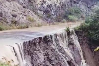 Posof’ta aşırı yağış sonrası sel meydana geldi, yol çöktü