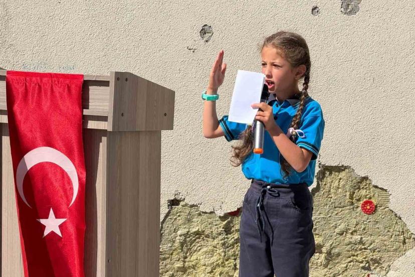 Refahiye’de İlköğretim Haftası programında okulun bakımsızlığı dikkat çekti