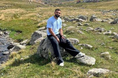 Salah'ın oturduğu taş meşhur olmuştu. Yanına konulan tabela ve bank bir gecede kayboldu