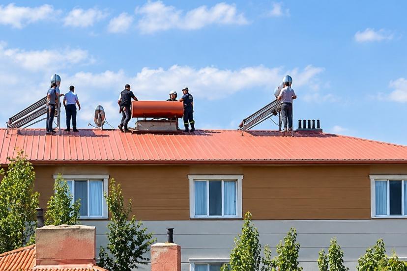 Tercan’da çatıya çıkan kişi ekiplerce ikna edilerek indirildi