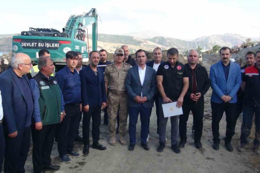 Van Gölü’nde dip çamuru temizliği hız kazandı