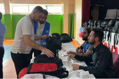 Yüksekova’da "İyilik Çantası" 100 yetim öğrenciye ulaştı