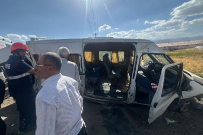 Yüksekova’da minibüs, kapağı açık bırakılan rögar çukuruna çarptı: 6 yaralı