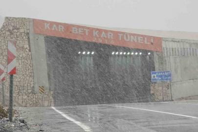 3 bin rakımlı Karabet Geçidi’nde sis ve kar yağışı etkili oluyor