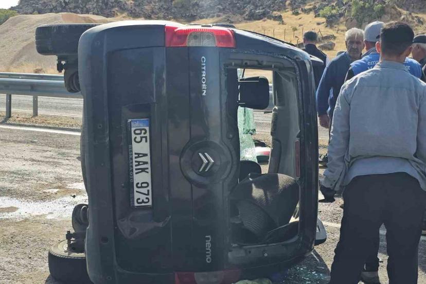 Adilcevaz’da kamyonet takla attı: 2 yaralı