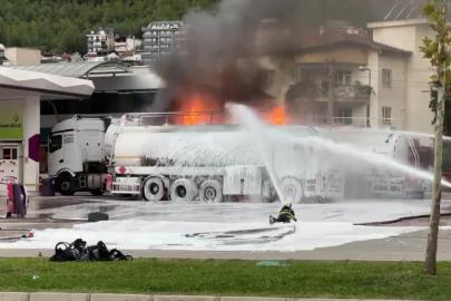 Akaryakıt istasyonunda tanker patladı, yangın yanındakine de sıçradı