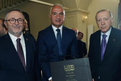 Bakan Ersoy'un, Cumhurbaşkanı Erdoğan'a takdim ettiği Bursevi'nin Kur'anı Kerim tefsirine ilişkin paylaşım