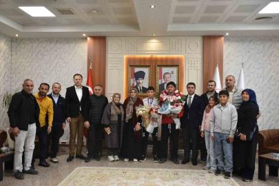 Balkan şampiyonunu ve balkan üçüncüsü çiçeklerle karşılandı