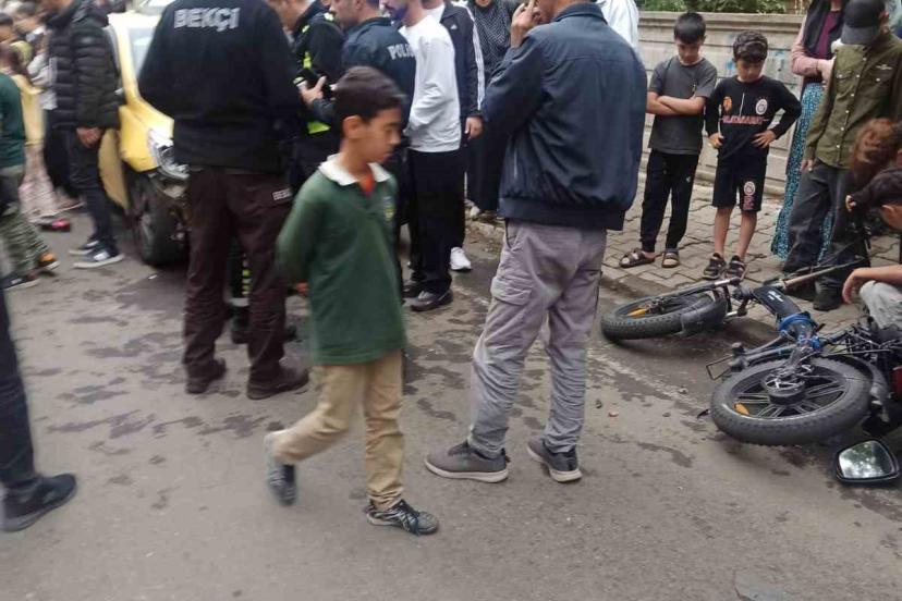 Bingöl’de ticari taksi bisiklete çarptı: 2 yaralı