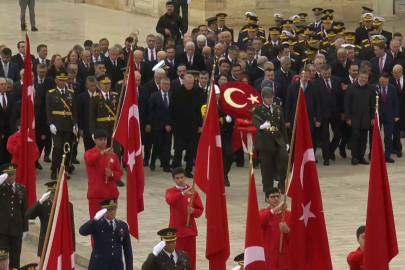 Cumhuriyet 103 yaşında. Devlet erkanı Ata'nın huzurunda