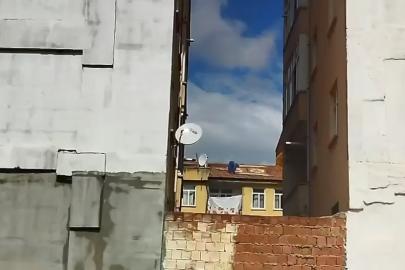 Elazığ’da bir kadın, canını hiçe sayarak çatıya halı serdi