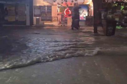 Elazığ’da sağanak yağışta caddeler dereye döndü