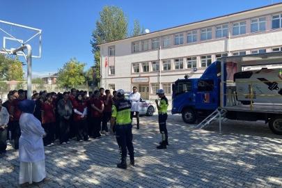 Erzincan’da öğrenci ve öğretmenlere uygulamalı trafik eğitimi verildi