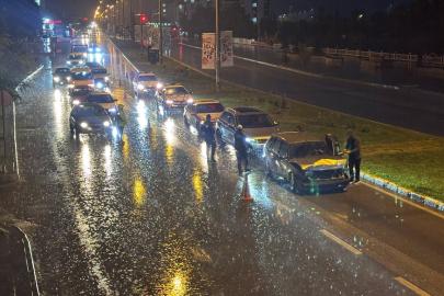 Erzincan’da sağanak yağış kazayı beraberinde getirdi: 5 araç çarpıştı