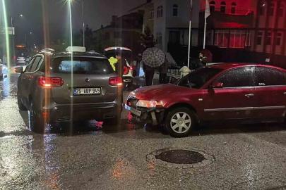 Erzurum’da kavşakta otomobiller çarpıştı: 1 yaralı