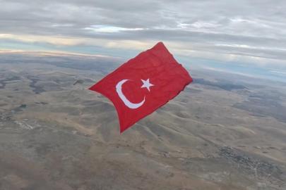 Gökyüzünde dev Türk bayrağıyla rekor
