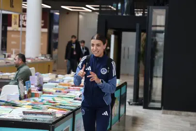 İrem, kitapların dünyasını işaret diliyle keşfetti