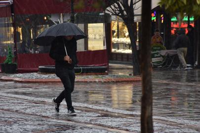 İstanbul'da iş çıkış saatine dikkat. Fırtına geliyor, Anadolu yakasında hava patlayacak