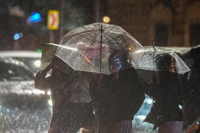 İstanbul'da sel felaketi. Anadolu Yakası için alarm, saat verildi