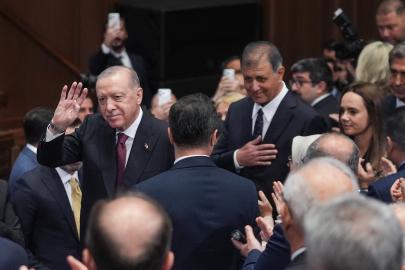 İzmir ilk kez AK Parti'de. Cemil Tugay'ın rozetini Cumhurbaşkanı Erdoğan taktı