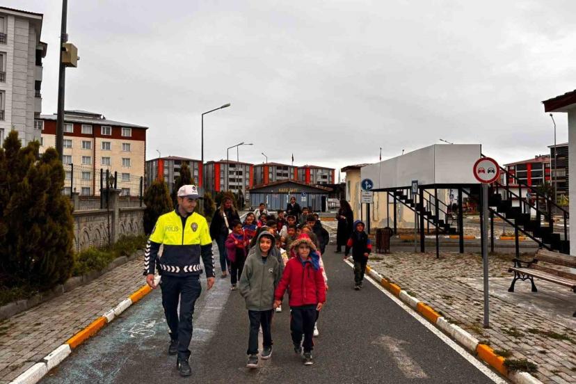 Kars’ta miniklere trafik dersi: Öğrenciler kuralları uygulamalı öğrendi
