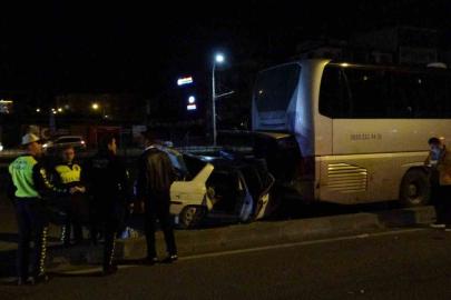 Malatya’da otobüse çarpıp altına giren otomobildeki 3 kişi yaralandı
