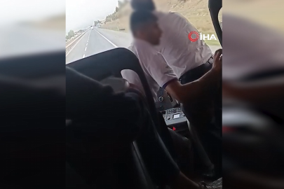 Pes dedirten anlar: Otobüs seyir halindeyken şoför değişimi yaptılar