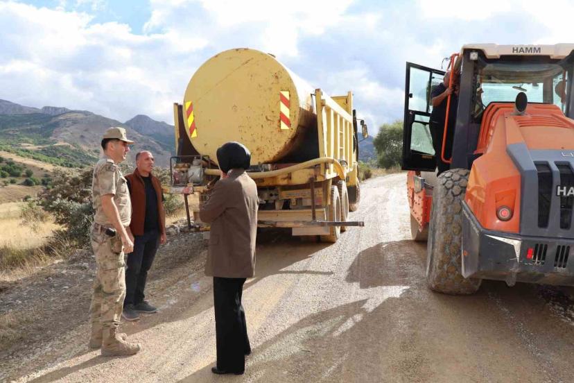 Tercan’da Kemerçam köyü yolunda asfalt çalışması