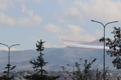 Türk Yıldızları Kayseri'de gösteri uçuşu yaptı
