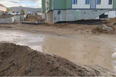 Van’da öğrencilerin okul yolunda çamur çilesi