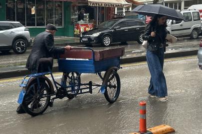 Van’da sağanak vatandaşı hazırlıksız yakaladı