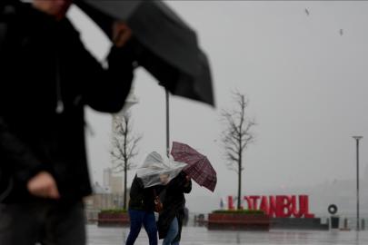 Yağmur şiddetlenecek, fırtına çıkacak. İstanbul'da bu saatlere dikkat